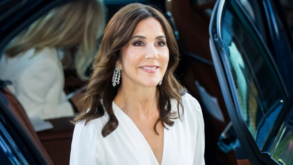Queen Mary demuestra que la tendencia camisera es perfecta para todas las edades