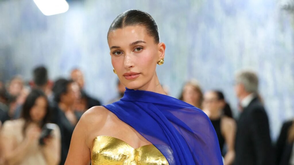 Hailey Bieber deslumbra en bikini de hilo y estrena tatuaje aparentemente inspirado en su hijo