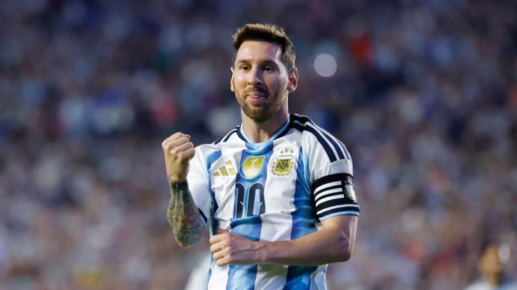 Messi reacciona ante un periodista con parálisis cerebral que le hace preguntas tras el último partido de preparación de Argentina para el Mundial