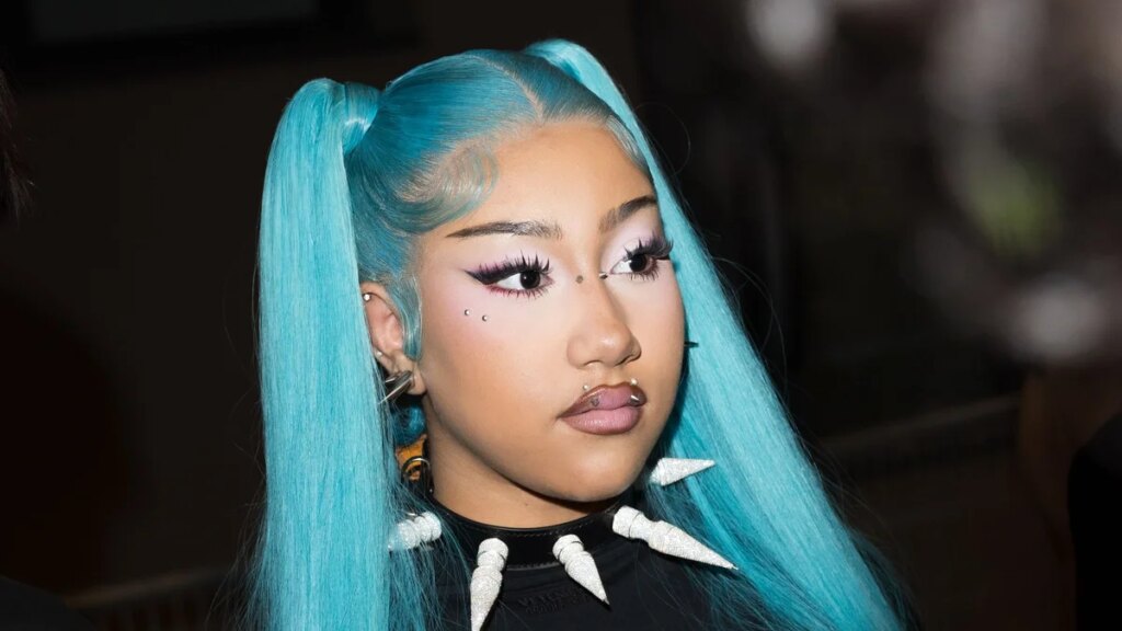 North West estrena nuevos piercings faciales en el desfile de la Semana de la Moda Vetements de París