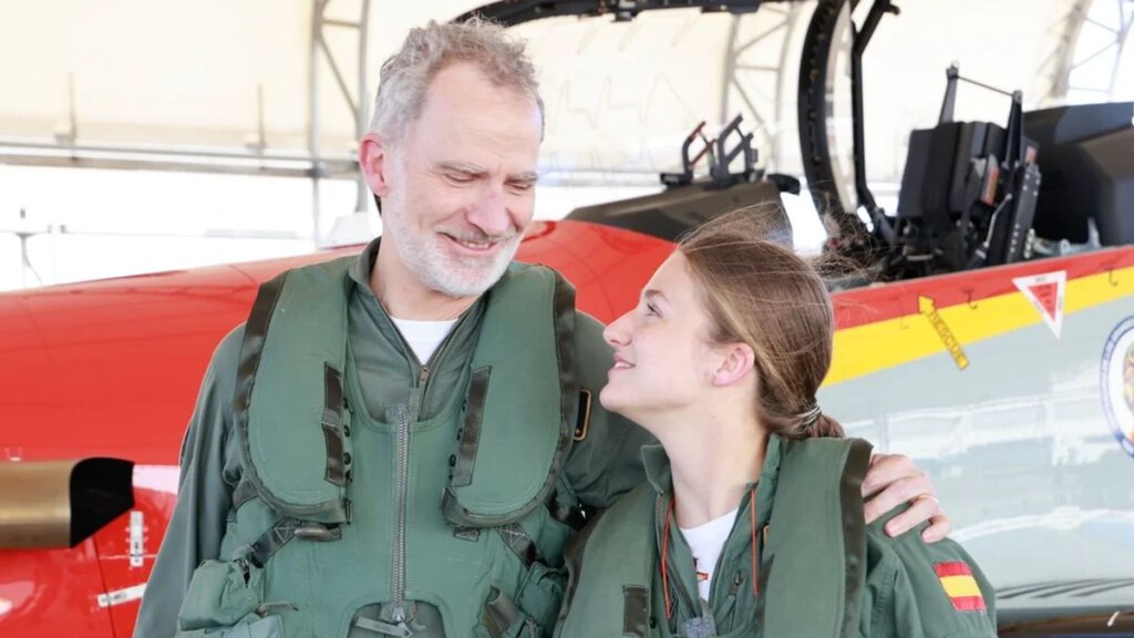 El Rey Felipe VI y la Princesa Leonor vuelan uno al lado del otro en el Avión Pilatus (Fotos)