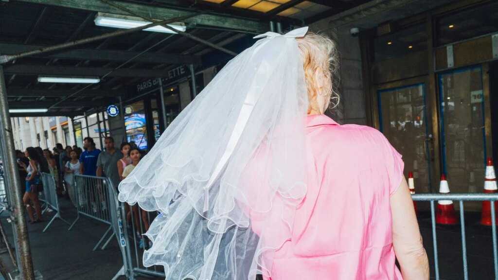 La basura de la boda de Taylor Swift se agota mientras los Swifties compran objetos coleccionables de $ 25