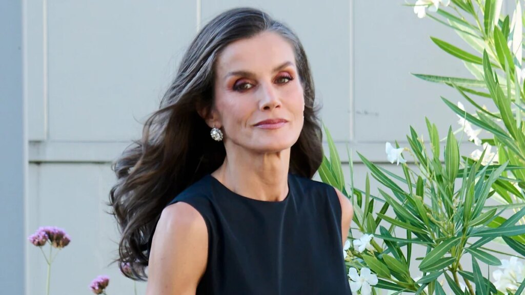 La reina Letizia vuelve a lucir su vestido favorito con joyas de herencia real