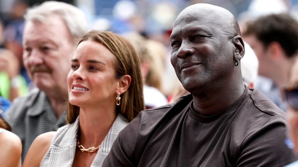 La esposa de Michael Jordan, Yvette Prieto, se roba la atención con un elegante yate blanco durante una escapada a Cerdeña
