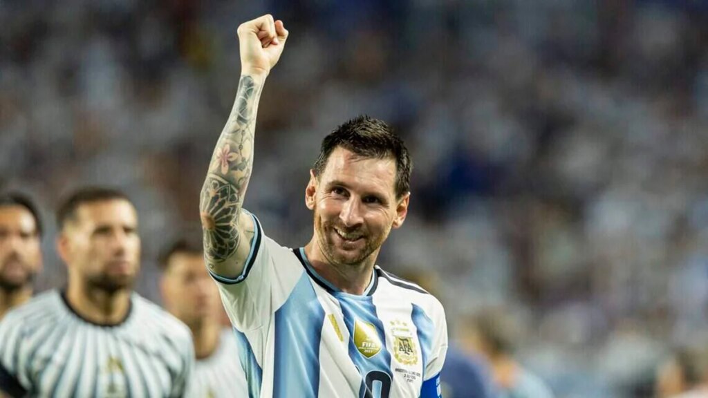 Lionel Messi acepta un rosario bendecido por el Vaticano de manos de una de sus fans durante un poderoso encuentro