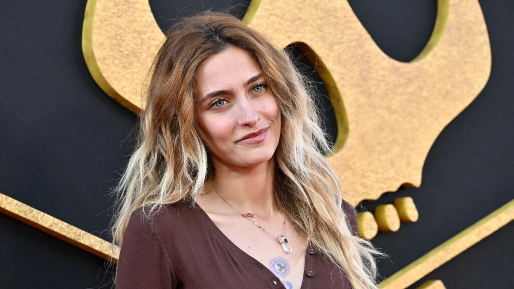 Paris Jackson es la maestra del boho-chic: jeans desgastados, una camiseta estampada y accesorios llamativos