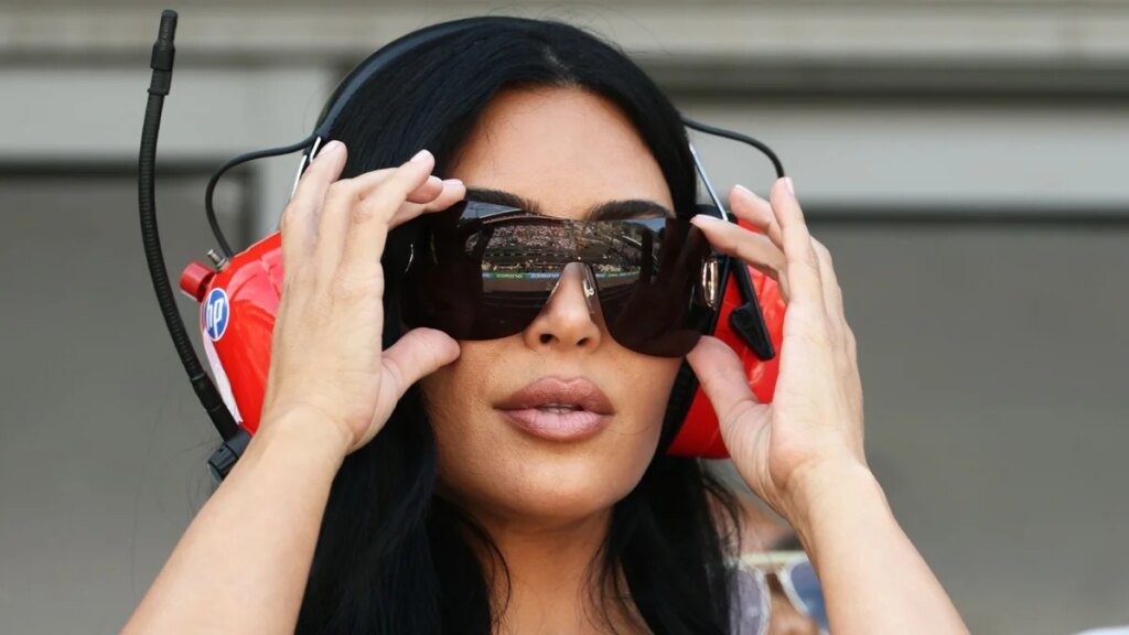 Kim Kardashian demuestra que sigue siendo la mejor modelo de SKIMS con una diminuta microlencería