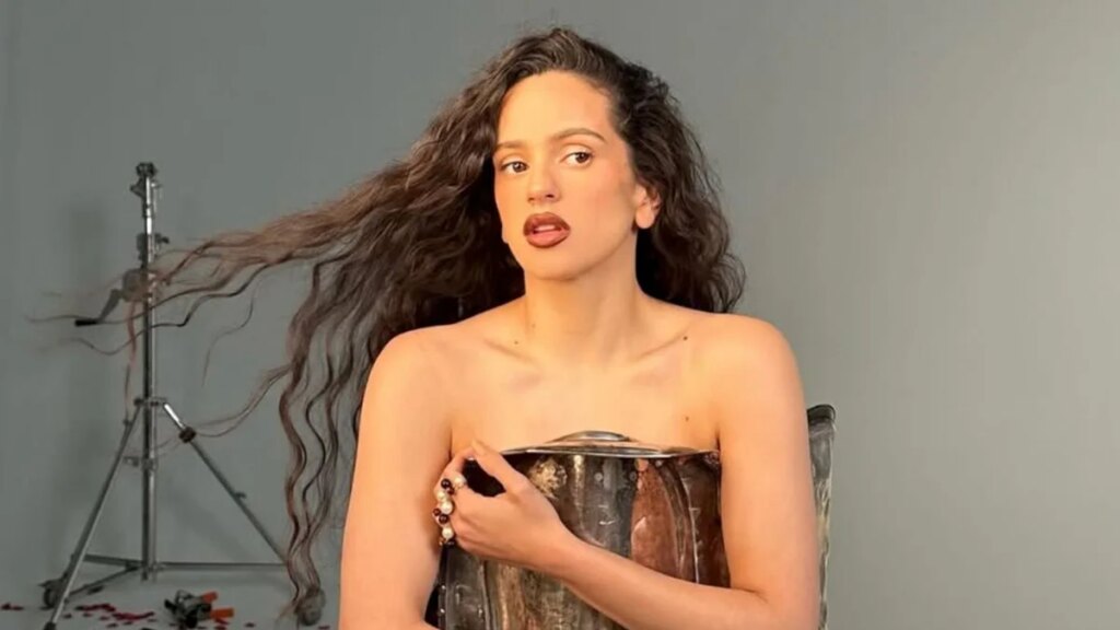Rosalía llama la atención en bikini de terciopelo mientras comparte un resumen de ensueño del verano entre los shows del LUX Tour