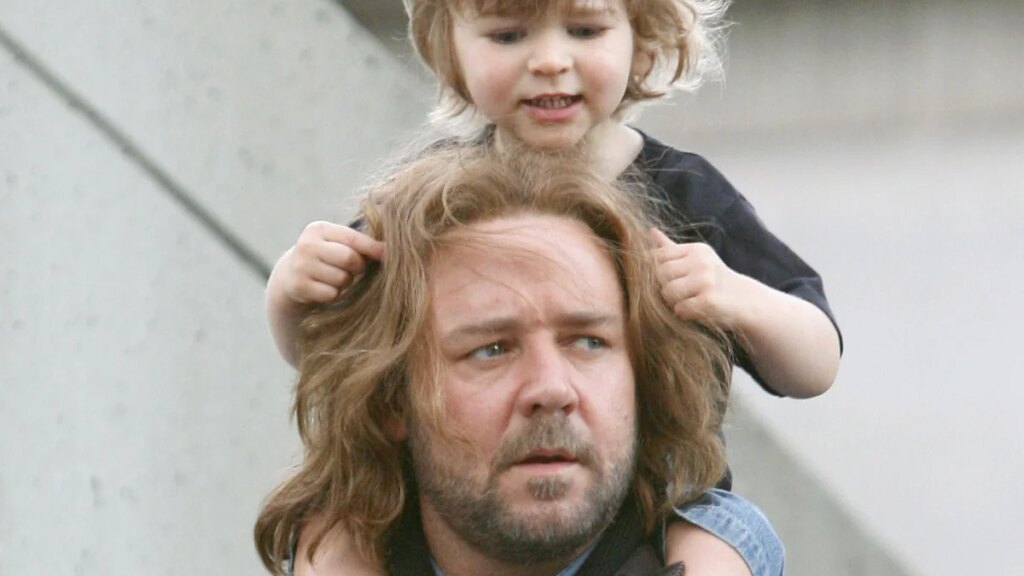 Russell Crowe celebra el vigésimo cumpleaños de su musculoso hijo con una flexión; El parecido es asombroso