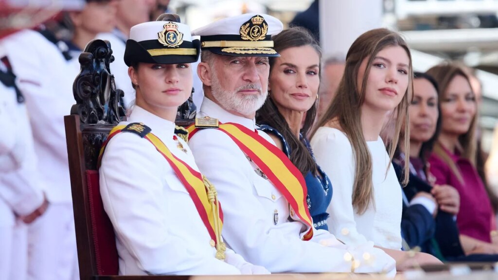 La princesa Leonor recibe la misma condecoración militar que el rey Felipe VI