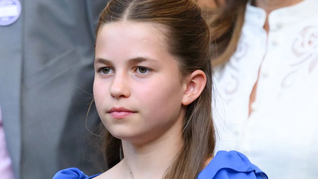 La princesa Charlotte honra a la princesa Diana con una pulsera significativa y un peinado inspirado en Kate Middleton