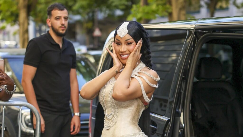 Cardi B canaliza la energía de la escultura viva en un impresionante look de alta costura en la Semana de la Moda de París