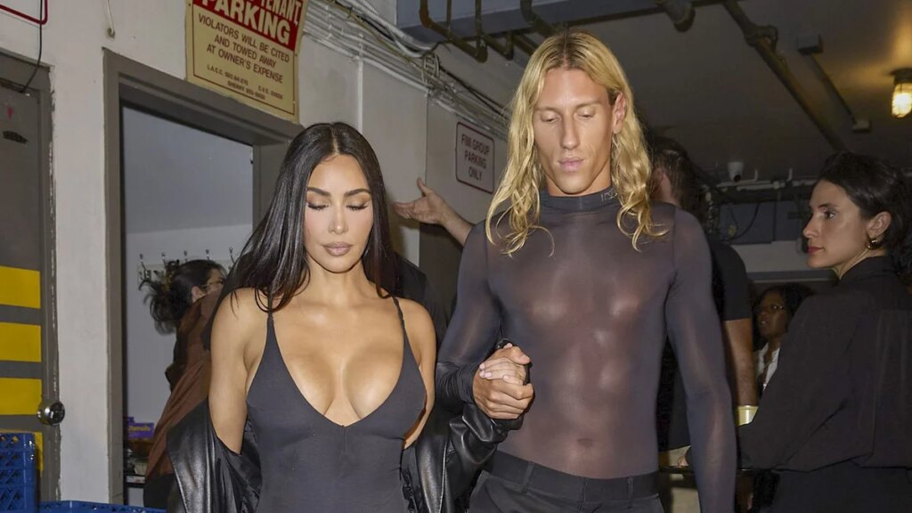 Kim Kardashian sorprende al lucir un profundo escote y tomarse de la mano de Ludovic de Saint Sernin