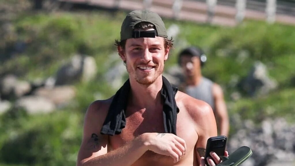 Shawn Mendes toma el sol durante un paseo sin camisa por la playa de Río de Janeiro