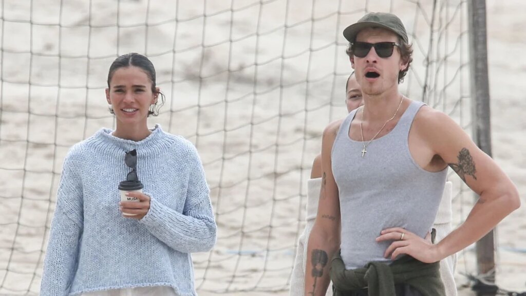 Shawn Mendes y Bruna Marquezine lucen enamorados durante un paseo por la playa en Río de Janeiro