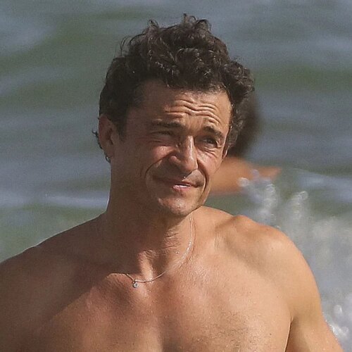 Orlando Bloom luce sus tonificados abdominales con Luisa Laemmel en vacaciones en Italia