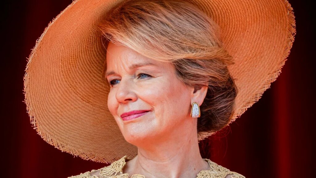 El romántico look veraniego de la reina Mathilde demuestra que los vestidos florales siguen siendo los favoritos de la realeza