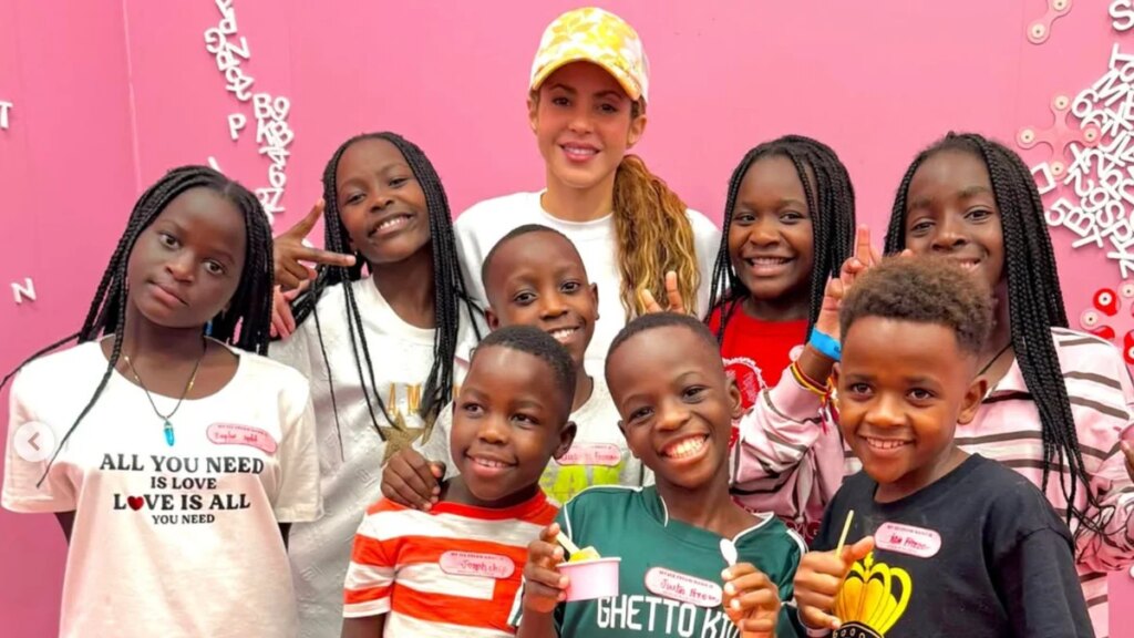 Shakira y sus hijos se convirtieron en la nueva familia de Ghetto Kids de Uganda durante su reciente viaje a Nueva York