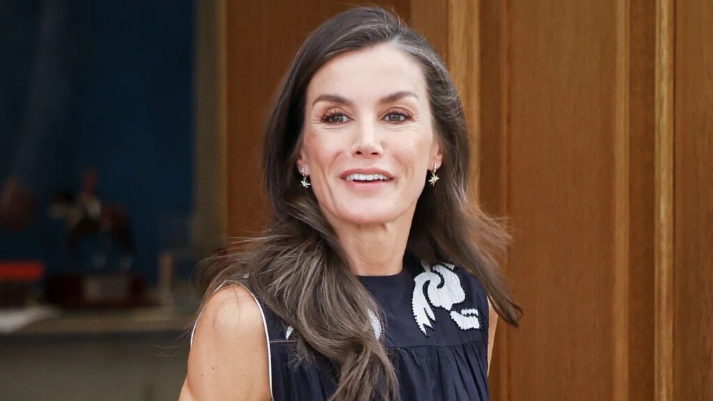 La reina Letizia cambia el rojo del Mundial por otro emotivo guiño: Pendientes con las dos estrellas de La Roja