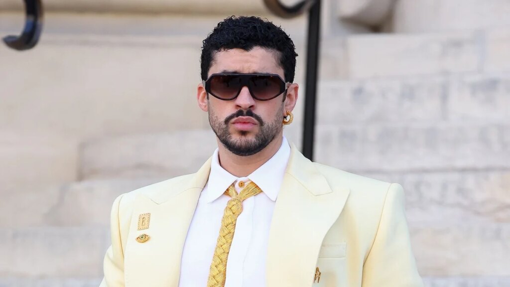 Bad Bunny usa tacones mientras revive la tendencia del amarillo mantequilla en la Semana de la Moda de París (FOTOS)