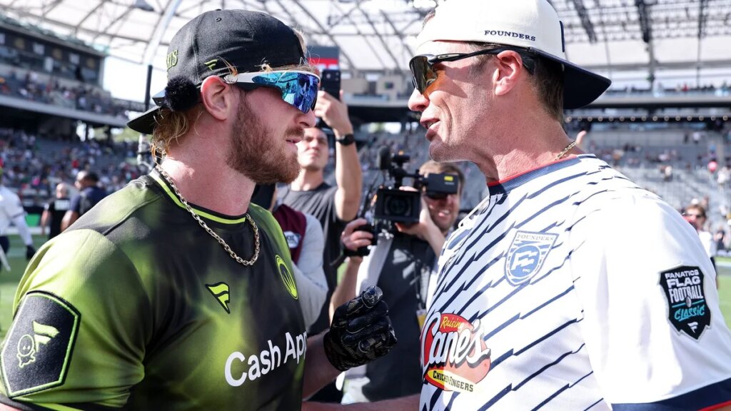 Tom Brady abofetea a Logan Paul en el escenario del Fanatics Fest
