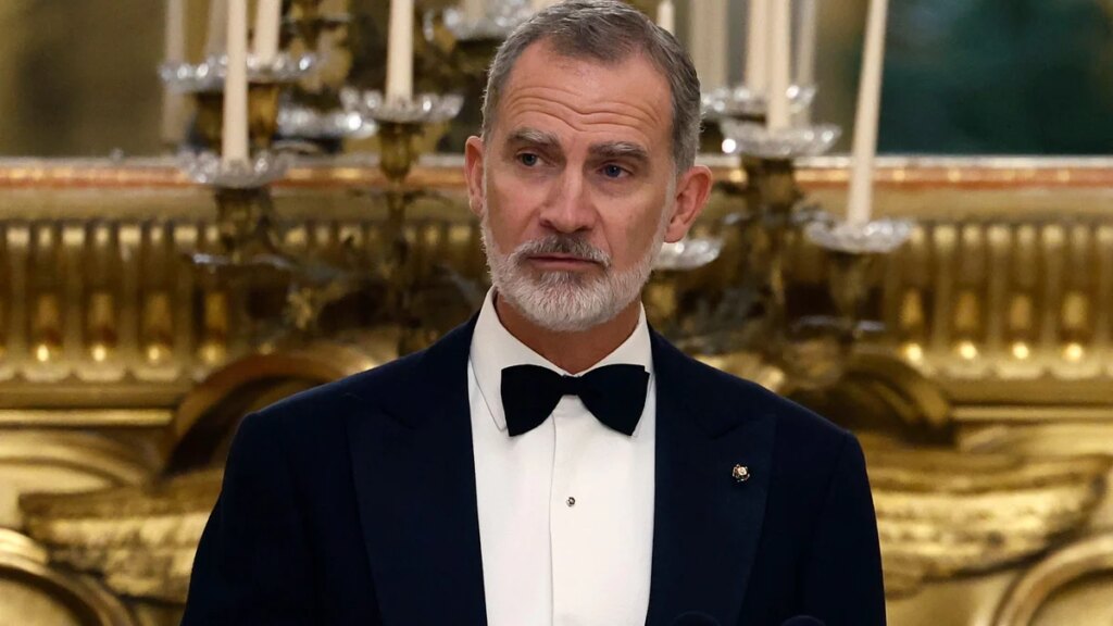 La elegancia del rey Felipe conquista a la prensa británica