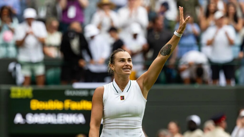 Aryna Sabalenka comparte un dulce momento de tatuaje a juego con un joven fanático en Wimbledon