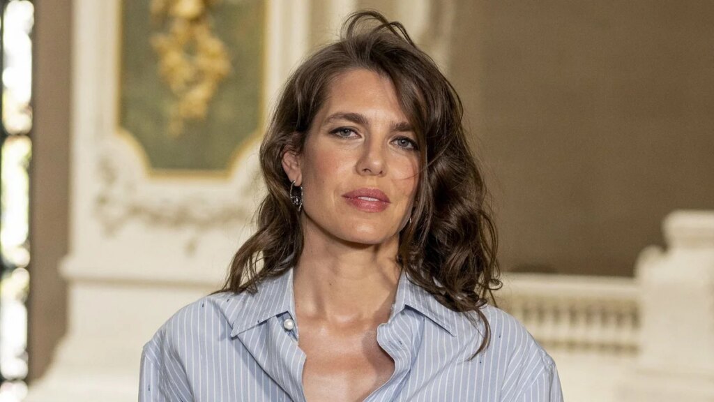 Charlotte Casiraghi se salta el tweed de Chanel para un inesperado look de jeans en París