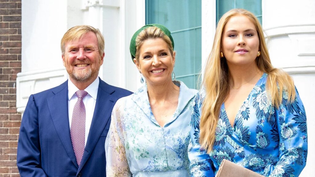 La princesa Amalia y la reina Máxima se coordinan con looks florales azules para importante compromiso real