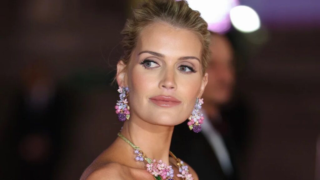 Lady Kitty Spencer canaliza a la tía Princesa Diana en un momento púrpura digno de la realeza