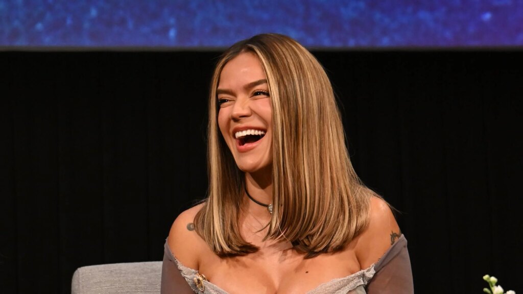 Karol G reflexiona sobre el orgullo latino, el impacto global y comparte detalles de la gira ‘Tropicoqueta’ en Telemundo Playmakers Summit