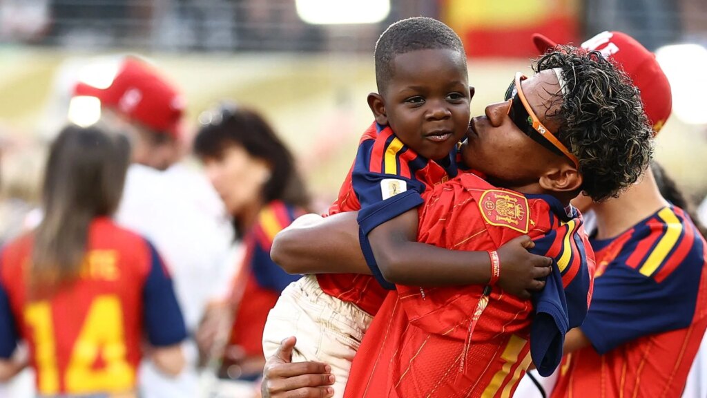 Lamine Yamal celebra la victoria de España en el Mundial con su hermano Keyne