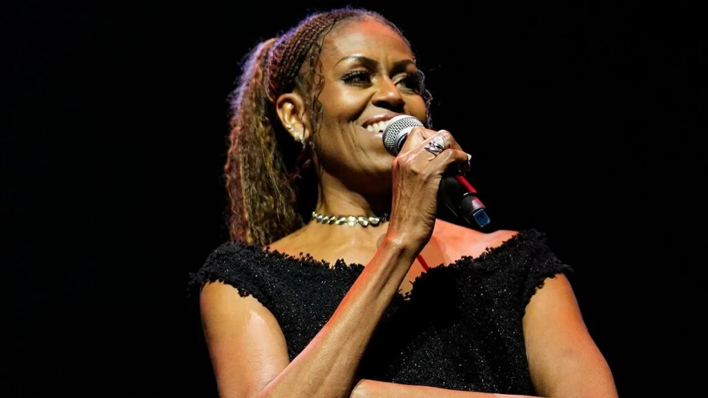 Michelle Obama adopta un estilo atrevido con un vestido sin mangas con flecos y abertura hasta el muslo