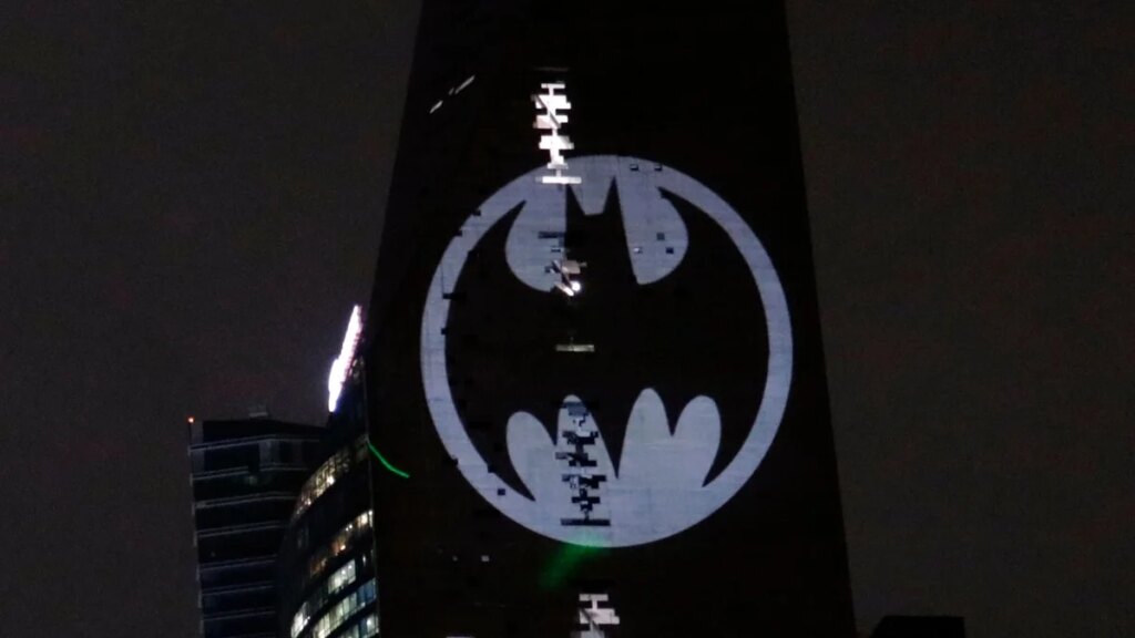 El ‘Batman’ de la vida real de México se vuelve viral después de atar con cinta adhesiva a presuntos ladrones a postes