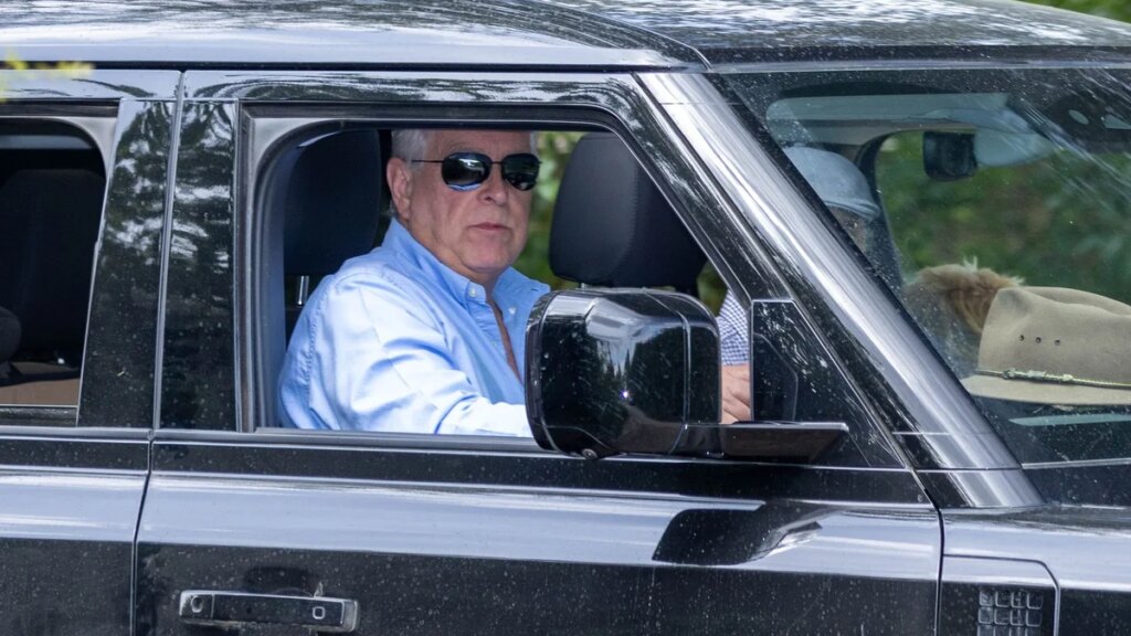 El príncipe Andrés regresa silenciosamente a la propiedad del rey Carlos en Sandringham meses después del arresto en febrero: nuevas fotos