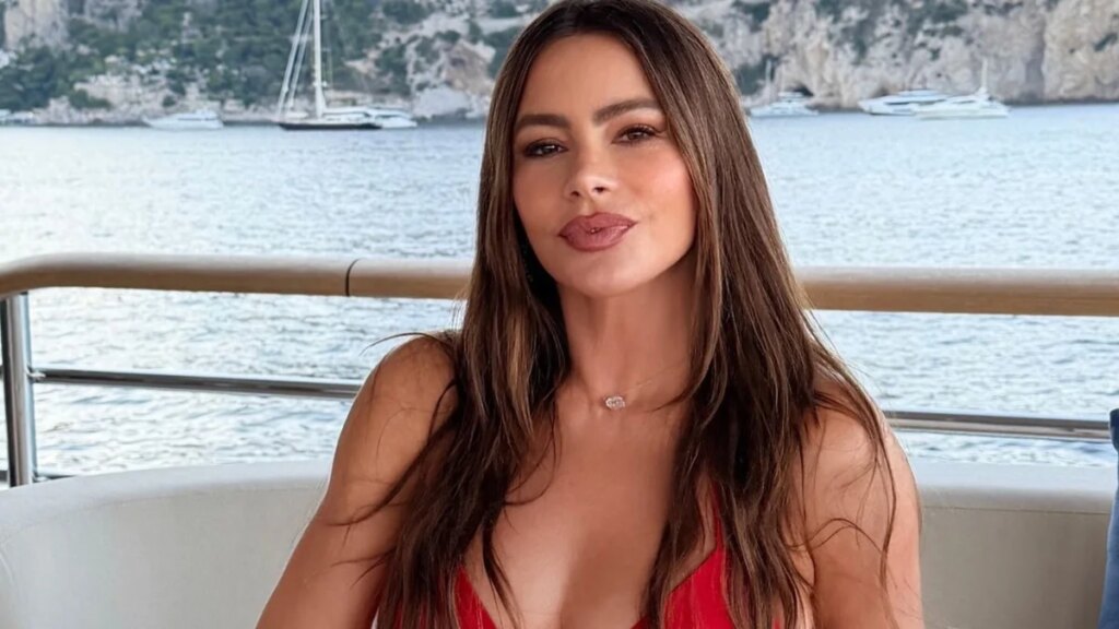 Sofía Vergara celebra su 54 cumpleaños con un diminuto bikini rojo durante una escapada en un yate italiano