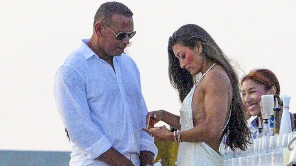 Alex Rodríguez fue visto besando a una misteriosa morena en la fiesta blanca de Michael Rubin semanas después de separarse de Jaclyn Cordeiro.