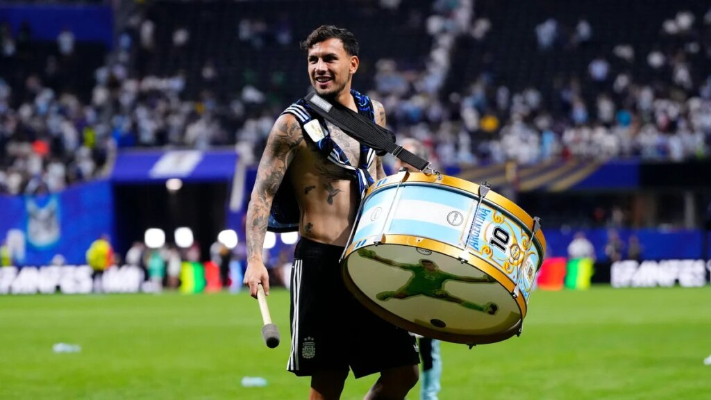 Leandro Paredes desmaya a sus fanáticos mientras la estrella argentina se gana un lugar entre los jugadores más sexys del fútbol