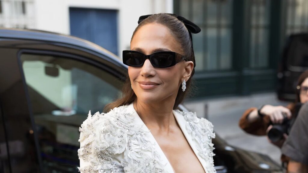 ¿La época de estilo más atrevida de Jennifer López hasta ahora? Sus looks tetonas de la Semana de la Alta Costura de París hacen que todos hablen