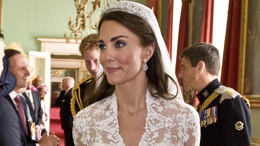 Por qué la boda real de Kate Middleton le dio a la reina Isabel algo que la princesa Diana nunca hizo
