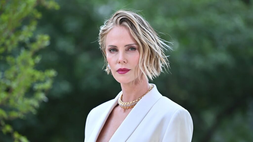Charlize Theron lleva a su hija a una de las alfombras rojas más grandes de Hollywood