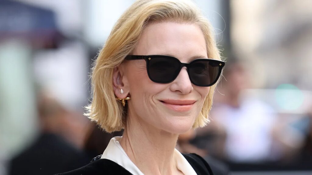 Cate Blanchett hace una rara aparición en París con su hijo Ignatius