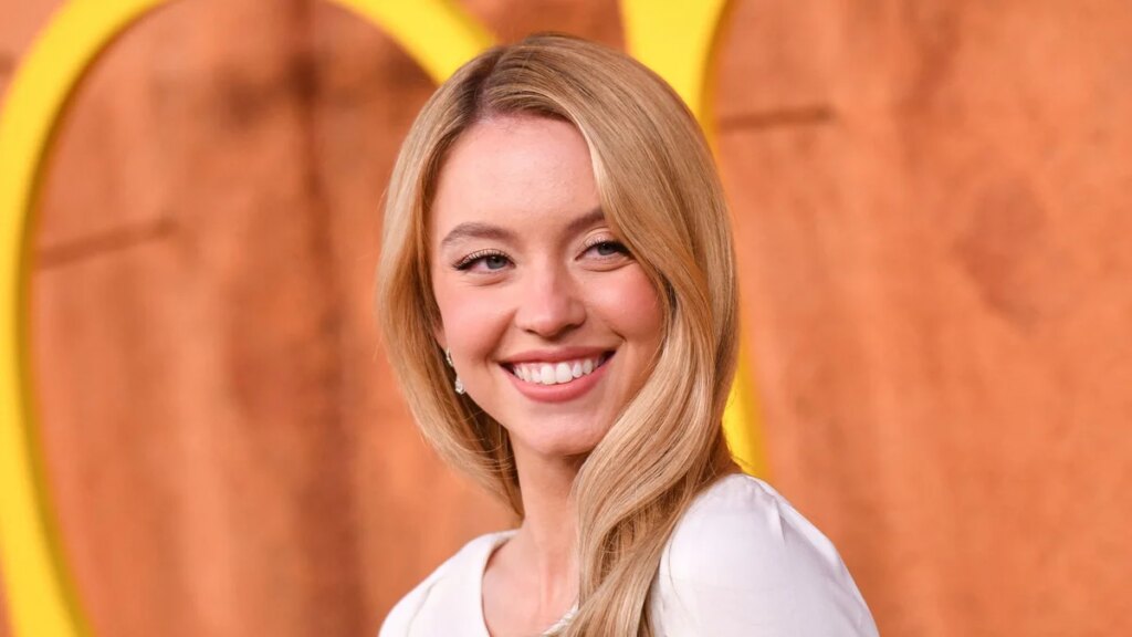 Sydney Sweeney muestra su ‘estante’ en una nueva sesión de fotos de lencería