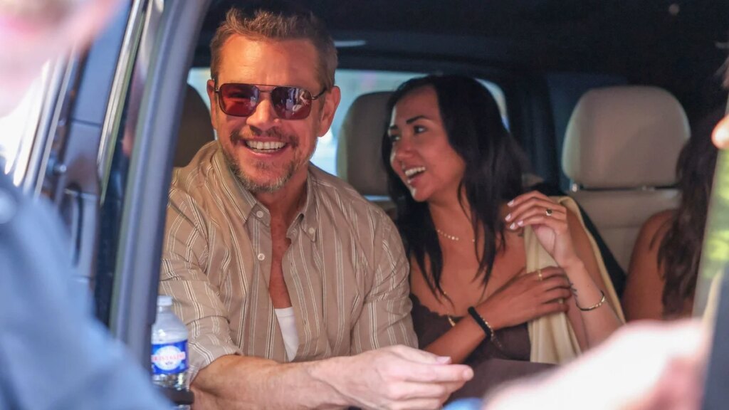 Matt Damon luce más feliz que nunca con su esposa Luciana Barroso durante una elegante salida a París después de una dramática transformación cinematográfica