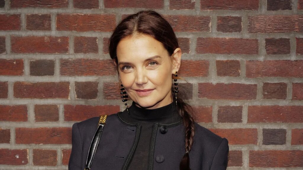 Katie Holmes toma de la mano a un hombre misterioso en el estreno en The Hamptons
