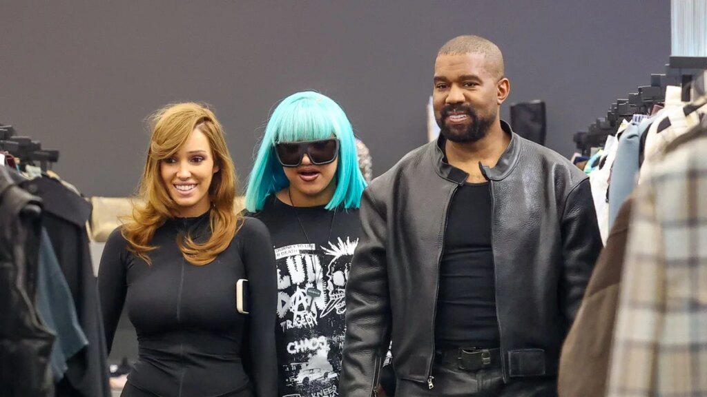 North West canaliza la energía de Lady Gaga con un bob azul eléctrico durante un viaje de compras con Kanye West y Bianca Censori