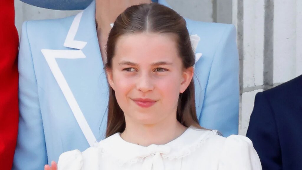 El elegante atuendo de la princesa Charlotte genera comparaciones con el estilo icónico del joven príncipe William en los años 90