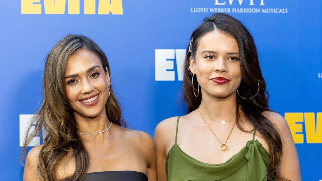 La hija de Jessica Alba asume el cargo de maquilladora en un dulce momento en TikTok