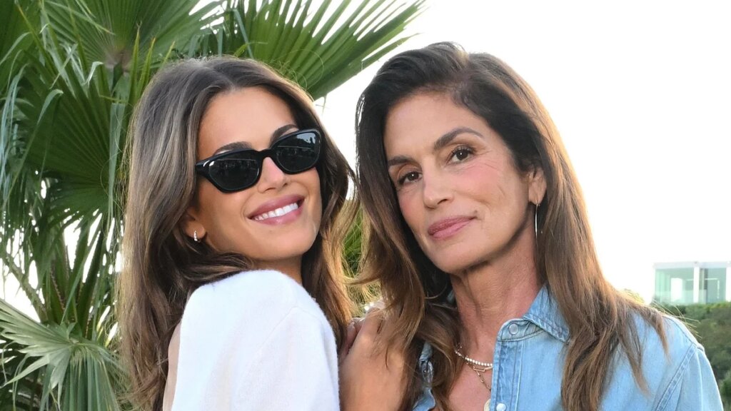 Kaia Gerber y Cindy Crawford gemelas con vestidos negros a juego en la boda de Taylor Swift