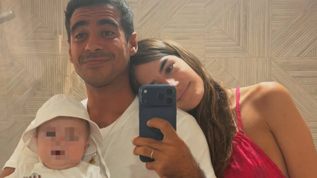 Las fotos del primer verano de Alberto Herrera y Blanca Llandres como padres: playa, juegos y momentos inolvidables junto a Marcos, de 5 meses
